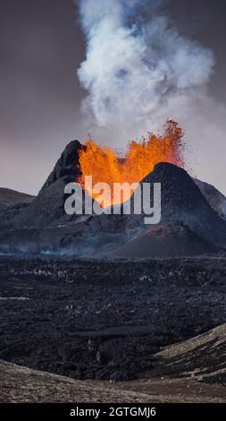 Une éruption volcanique dans le volcan du Mont Fagradalsfjall en août ...