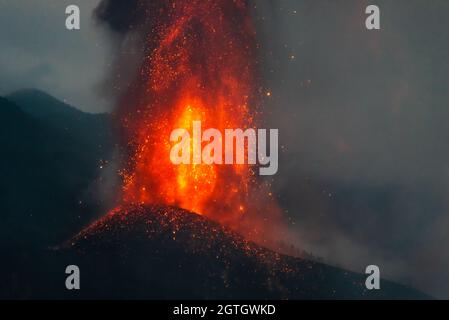 Fontaine de lave la nuit de l'éruption du volcan la Palma s'élevant à plusieurs centaines de mètres dans le ciel de la soirée près d'El Paso, l'île de la Palma, Espagne Banque D'Images