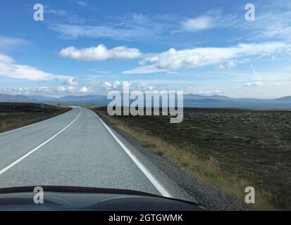 Route vide traversant le magnifique paysage sud de l'Islande Banque D'Images