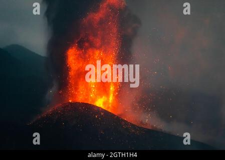 Fontaine de lave la nuit de l'éruption du volcan la Palma s'élevant à plusieurs centaines de mètres dans le ciel de la soirée près d'El Paso, l'île de la Palma, Espagne Banque D'Images