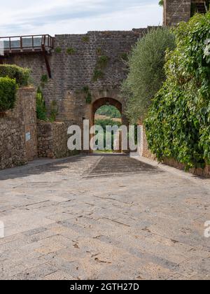 Porte d'accès arrière et murs extérieurs du village médiéval de Monteriggioni à Sienne, Toscane - Italie. Banque D'Images