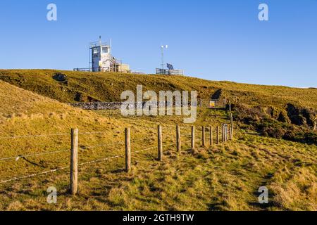 Un sentier côtier, une tour d'observation militaire et une aire de tir à Torrs point, Kirkcudbright, Dumfries et Galloway, en Écosse Banque D'Images