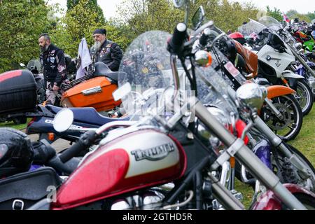 Les motards assistent au Ride to the Wall annuel, pour montrer leur soutien aux forces armées, à l'Arboretum du Mémorial national, Staffordshire. Date de la photo: Samedi 2 octobre 2021. Banque D'Images