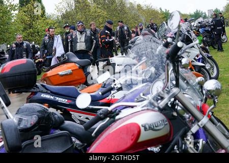 Les motards assistent au Ride to the Wall annuel, pour montrer leur soutien aux forces armées, à l'Arboretum du Mémorial national, Staffordshire. Date de la photo: Samedi 2 octobre 2021. Banque D'Images