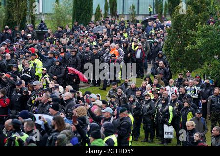 Les motards assistent au Ride to the Wall annuel, pour montrer leur soutien aux forces armées, à l'Arboretum du Mémorial national, Staffordshire. Date de la photo: Samedi 2 octobre 2021. Banque D'Images