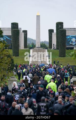 Les motards assistent au Ride to the Wall annuel, pour montrer leur soutien aux forces armées, à l'Arboretum du Mémorial national, Staffordshire. Date de la photo: Samedi 2 octobre 2021. Banque D'Images