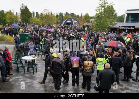 Les motards assistent au Ride to the Wall annuel, pour montrer leur soutien aux forces armées, à l'Arboretum du Mémorial national, Staffordshire. Date de la photo: Samedi 2 octobre 2021. Banque D'Images