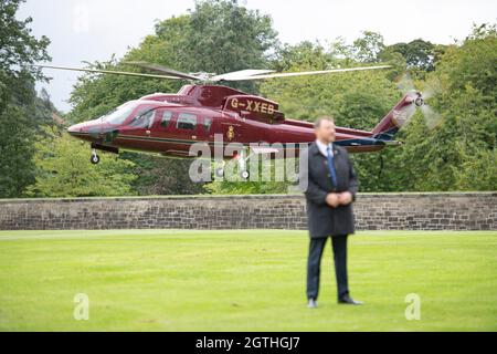 Édimbourg, Écosse, Royaume-Uni. 2 octobre 2021. PHOTO : Duke et Duchesse de Rothesay, AKA Charles & Camilla partent sur le chopper royal. Sa Majesté la Reine ouvre officiellement le Parlement écossais avec une forte présence policière ainsi que de nombreuses forces de sécurité et la garde debout de l'armée britannique. Les rues étaient bordées de bonnes wishers, certains ont vu des drapeaux d'Union Jack et des personnes prenant des photos sur leur téléphone d'appareil photo. Charles et Camilla ont ensuite décollé à bord de l'hélicoptère royal. Crédit : Colin Fisher/Alay Live News Banque D'Images