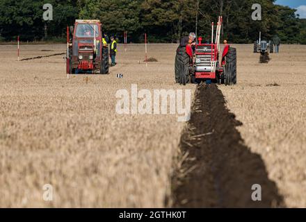 Luffness mains Farm, East Lothian, Écosse, Royaume-Uni, 2 octobre 2021.Match de labour caritatif : les agriculteurs participent à l'événement pour recueillir des fonds pour les championnats écossais de labour qui ont été durement touchés par la pandémie.Les tracteurs sont des modèles horticoles classiques, classiques, classiques et vintage hydrauliques, non hydrauliques et réversibles.Les juges décerne des points pour la rectitude, les ouvertures et les sorties et une variété d'autres caractéristiques des lignes labourées.Photo : les tracteurs Massey Ferguson classiques labourent une ligne Banque D'Images