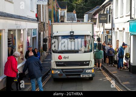 Un camion de livraison DPD livré à des magasins dans une rue étroite à Padstow, Cornwall, Angleterre, Royaume-Uni Banque D'Images