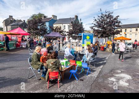 Bandon, West Cork, Irlande. 2 octobre 2021. Le soleil se couche aujourd'hui à Bandon et beaucoup de gens ont pris l'occasion de visiter le marché de la ville. Crédit : AG News/Alay Live News Banque D'Images