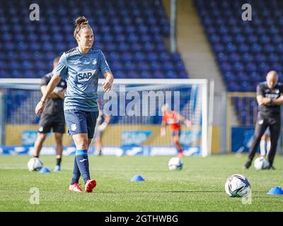 Sinsheim, Allemagne. 02 octobre 2021. Nicole Billa (16 Hoffenheim) pendant l'échauffement avant le match FlyerAlarm Frauen-Bundesliga entre TSG Hoffenheim et Eintracht Frankfurt au stade Dietmar-Hopp à Sinsheim, Allemagne. Crédit: SPP Sport presse photo. /Alamy Live News Banque D'Images