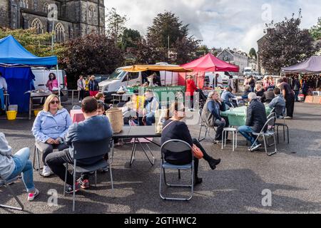 Bandon, West Cork, Irlande. 2 octobre 2021. Le soleil se couche aujourd'hui à Bandon et beaucoup de gens ont pris l'occasion de visiter le marché de la ville. Crédit : AG News/Alay Live News Banque D'Images