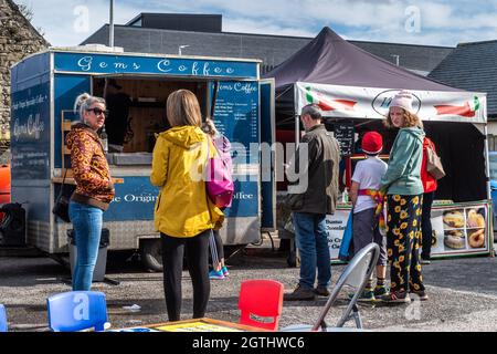 Bandon, West Cork, Irlande. 2 octobre 2021. Le soleil se couche aujourd'hui à Bandon et beaucoup de gens ont pris l'occasion de visiter le marché de la ville. Crédit : AG News/Alay Live News Banque D'Images