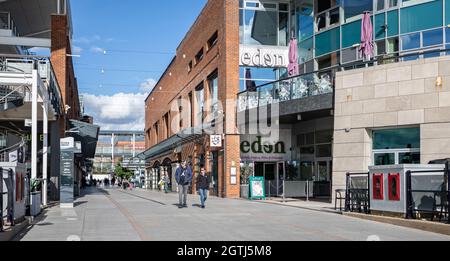 Shoppers dans le centre commercial Gunwharf Quays de Portsmouth, Hampshire, Royaume-Uni, le 29 septembre 2021 Banque D'Images