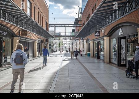 Shoppers dans le centre commercial Gunwharf Quays de Portsmouth, Hampshire, Royaume-Uni, le 29 septembre 2021 Banque D'Images