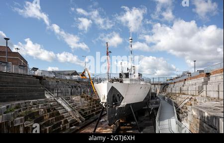 Navire de guerre de la première Guerre mondiale HMS M33 exposé en cale sèche à Portsmouth Dockyard, Hampshire, Royaume-Uni, le 29 septembre 2021 Banque D'Images