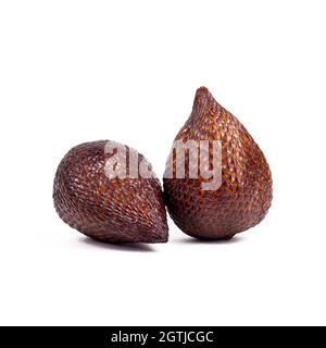 Fruit frais de salak tropical mûr isolé sur fond blanc de près. Banque D'Images