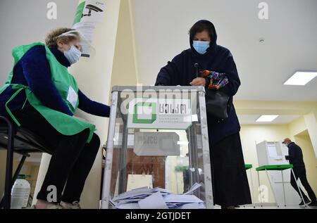 Tbilissi, Géorgie. 2 octobre 2021. Une femme vote dans un bureau de vote à Tbilissi le 2 octobre 2021. La Géorgie a organisé samedi des élections municipales pour voter 64 maires et 2,068 membres du conseil municipal. Credit: Kulumbegashvili Tamuna/Xinhua/Alay Live News Banque D'Images