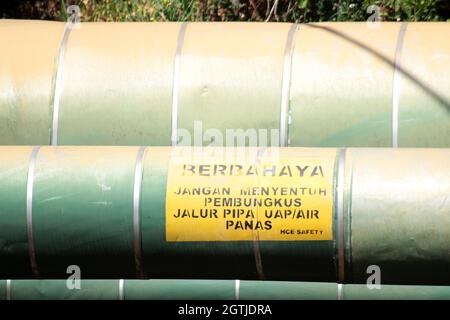 signe de danger sur le tuyau d'alimentation en gaz de la centrale géothermique. Banque D'Images