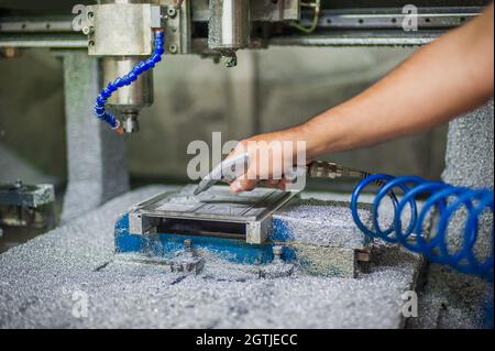 Ingénieur technicien technicien travaillant avec la machine de gravure de métal de fraisage CNC dans l'atelier d'usine. Banque D'Images