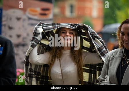 Ascot, Royaume-Uni. 2 octobre 2021. Les pluies torrentielles n'ont pas fait tomber les pilotes d'assister aujourd'hui au week-end des courses d'automne et au festival de la bière d'Ascot à l'hippodrome d'Ascot. Crédit : Maureen McLean/Alay Live News Banque D'Images