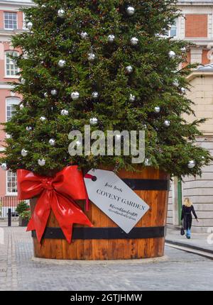 Détail de l'arbre de Noël à Covent Garden, Londres, Royaume-Uni novembre 2020. Banque D'Images