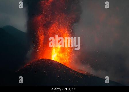 Fontaine de lave la nuit de l'éruption du volcan la Palma s'élevant à plusieurs centaines de mètres dans le ciel de la soirée près d'El Paso, l'île de la Palma, Espagne Banque D'Images