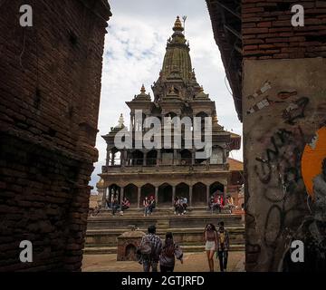 Lalitpur, Bagmati, Népal. 2 octobre 2021. Un groupe de jeunes népalais se rend sur la place Patan Durbar, un site classé au patrimoine de l'UNESCO à Lalitpur, au Népal, le 2 octobre 2021. (Credit image: © Sunil Sharma/ZUMA Press Wire) Credit: ZUMA Press, Inc./Alamy Live News Banque D'Images