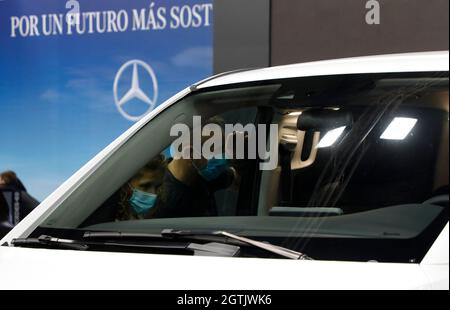 Barcelone, Espagne. 02 octobre 2021. Les visiteurs regardent les voitures au stand Mercedes de 'automobile Barcelona 2021'. Credit: Clara Margais/dpa/Alay Live News Banque D'Images