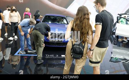 Barcelone, Espagne. 02 octobre 2021. Les visiteurs regardent les voitures au stand BMW de 'automobile Barcelona 2021'. Credit: Clara Margais/dpa/Alay Live News Banque D'Images