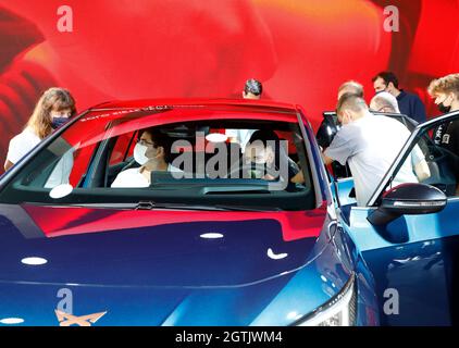 Barcelone, Espagne. 02 octobre 2021. Les visiteurs regardent une voiture au stand BMW de 'automobile Barcelona 2021'. Credit: Clara Margais/dpa/Alay Live News Banque D'Images