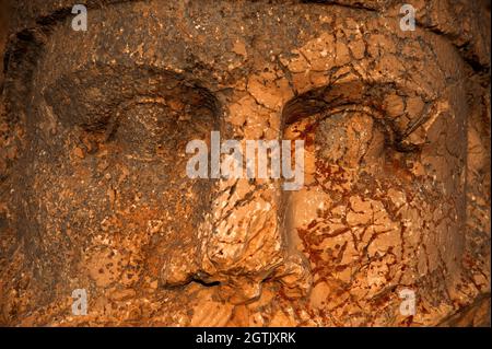 Vue rapprochée des statues de Nemrut Mountain god. Le mont Nemrut est classé au patrimoine mondial de l'UNESCO. Adiyaman, Turquie Banque D'Images