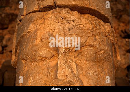 Vue rapprochée des statues de Nemrut Mountain god. Le mont Nemrut est classé au patrimoine mondial de l'UNESCO. Adiyaman, Turquie Banque D'Images