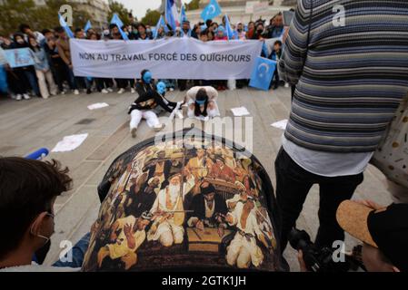 Manifestation contre le génocide du peuple Uyghur en Chine.Plusieurs centaines de personnes, dont plusieurs députés, marchent depuis la place de la Bastille Banque D'Images