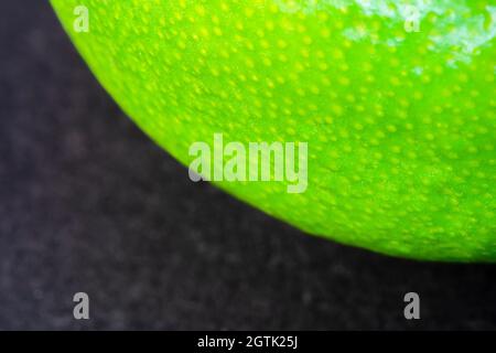 Macro fruit: Zeste de lime, ultra gros plan, format horizontal, fond noir Banque D'Images