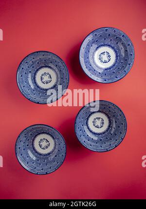 Vue de dessus sur les bols traditionnels japonais bleus Banque D'Images