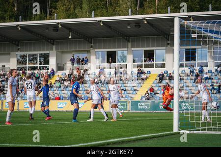 Sinsheim, Allemagne. 02 octobre 2021. Nicole Billa (16 Hoffenheim) avec le deuxième but de son équipe lors du match FlyerAlarm Frauen-Bundesliga entre TSG Hoffenheim et Eintracht Frankfurt au stade Dietmar-Hopp à Sinsheim, en Allemagne. Crédit: SPP Sport presse photo. /Alamy Live News Banque D'Images