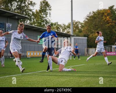 Sinsheim, Allemagne. 02 octobre 2021. Virginia Kirchberger (13 Francfort), Gia Corley (10 Hoffenheim) et Sjoeke Nuesken (8 Francfort) se battent pour le ballon lors du match FlyerAlarm Frauen-Bundesliga entre TSG Hoffenheim et Eintracht Frankfurt au stade Dietmar-Hopp à Sinsheim, en Allemagne. Crédit: SPP Sport presse photo. /Alamy Live News Banque D'Images