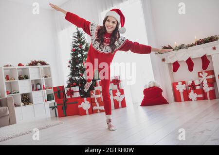 Pleine longueur de corps photo souriante femme passant du temps libre seul dans l'appartement ludique Banque D'Images