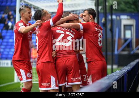 BIRKENHEAD, ROYAUME-UNI. LE 2 OCTOBRE, Kwesi Appiah, du Crawley Town FC, marque le premier but de son équipe et célèbre avec son coéquipier lors du match Sky Bet League 2 entre Tranmere Rovers et Crawley Town à Prenton Park, Birkenhead, le samedi 2 octobre 2021. (Credit: Ian Charles | MI News) Credit: MI News & Sport /Alay Live News Banque D'Images