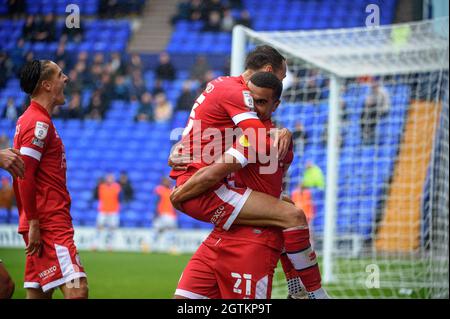 BIRKENHEAD, ROYAUME-UNI. LE 2 OCTOBRE, Kwesi Appiah, du Crawley Town FC, marque le premier but de son équipe et célèbre avec son coéquipier lors du match Sky Bet League 2 entre Tranmere Rovers et Crawley Town à Prenton Park, Birkenhead, le samedi 2 octobre 2021. (Credit: Ian Charles | MI News) Credit: MI News & Sport /Alay Live News Banque D'Images