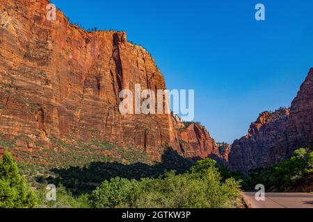 Lever du soleil dans le canyon de réfrigérateur dans le parc national de Zion Banque D'Images