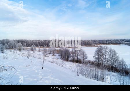 Le paysage d'hiver avec terrain vallonné en Russie sur tourner bleu l'arrière-plan un ciel. Belle nature à la journée solaire Banque D'Images
