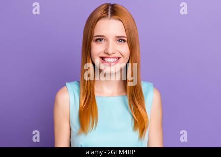 Portrait d'attrayant gai rouge-cheveux contenu fille portant débardeur-top sourire isolé sur fond violet couleur violet couleur Banque D'Images