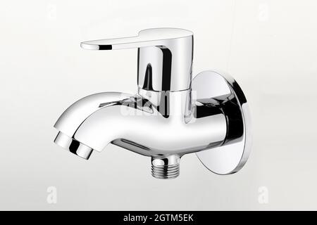 Robinet d'eau moderne en acier inoxydable. Isolé sur fond gris blanc| plomberie pour robinet de douche de salle de bain Banque D'Images