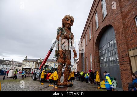 Irvine, Écosse, Royaume-Uni. 2 octobre 2021. Une marionnette géante de dix mètres appelée Storm Walks, du parc de la plage d'Irvine au Musée maritime écossais. Les marionnettistes de Vision Mechanic exploitent la mythique déesse de la mer qui était en train de faire deux ans. La marionnette est fabriquée à partir de ressources naturelles entièrement recyclées et pèse 500 kilos. À l’occasion de la célébration de l’année écossaise des côtes et des eaux, Storm s’efforcera de nous rappeler notre devoir de prendre soin de nos côtes. Credit: SKULLY/Alay Live News Banque D'Images