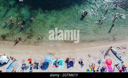 Vue de dessus de la plage des ondes sur le Cap d'Antibes sur la Côte d'Azur - touristes se baignant au soleil sur le sable dans le sud de la France Banque D'Images
