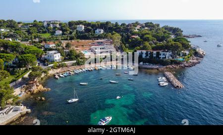 Vue aérienne des maisons chères derrière le port d'Olivette sur le Cap d'Antibes sur la Côte d'Azur - bateaux de loisirs dans la mer Méditerranée au Sud Banque D'Images