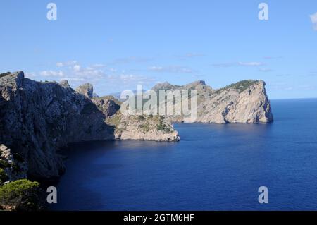Vue depuis le parking du phare à Cap de Formentor sur l'île espagnole de Majorque. Banque D'Images